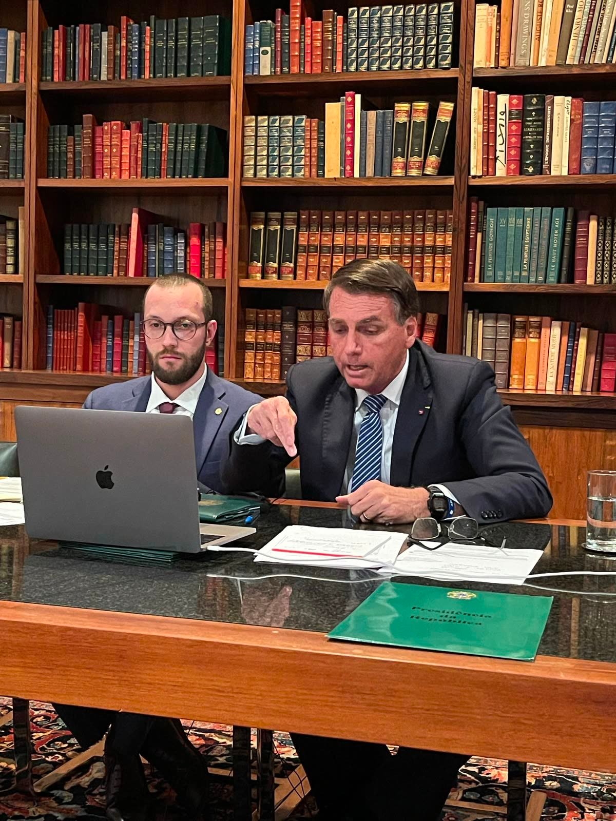 Felipe Pedri ao lado do presidente Jair Bolsonaro no Palácio do Planalto